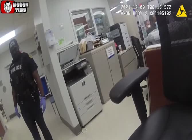 Video :After pulling a detainee, a police officer was caught in the act